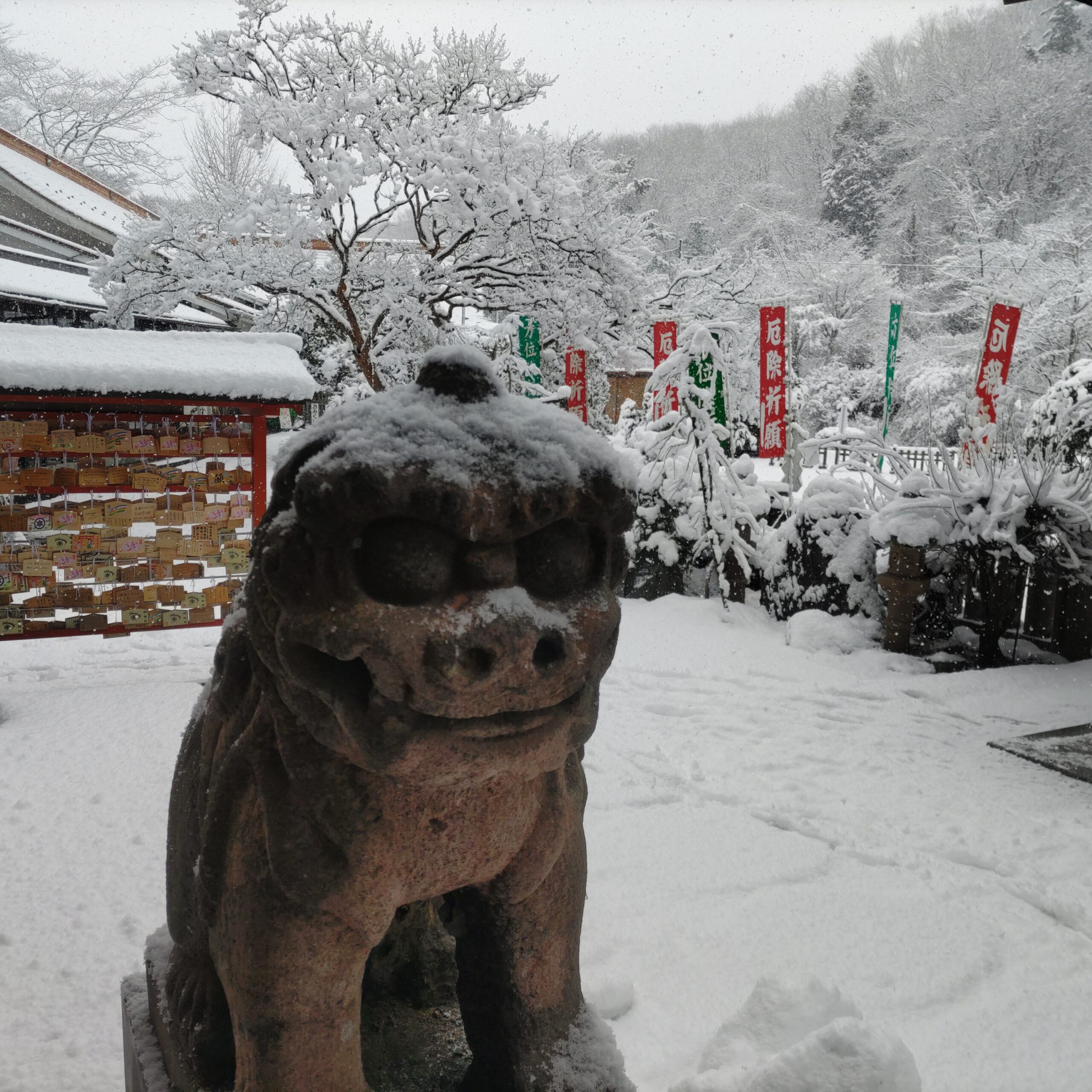 右側　「阿(あ)形」「狛犬(こまいぬ)」